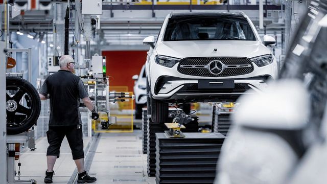 Mercedes varuje před zavřením dvou továren v Německu