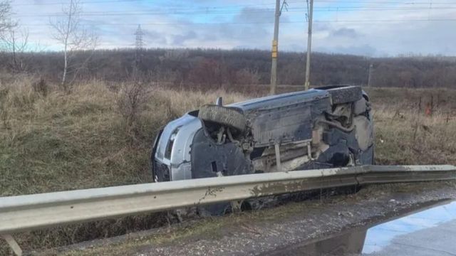 Un șoferiță a derapat cu Loganul și s-a răsturnat, pe un drum din Constanța. Mașina a ajuns pe câmp, cu roțile în sus