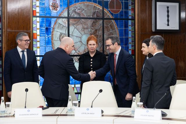 Variantele luate în calcul de Bolojan pentru eliminarea impozitului minim pe cifra de afaceri, cerută de investitorii străini