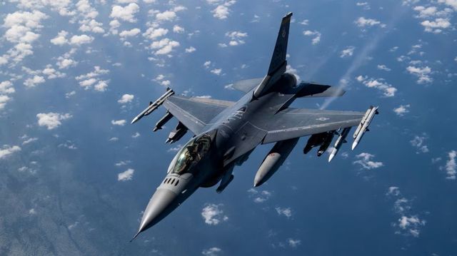 Avion F-16 ucrainean prăbușit în misiune de interceptare a țintelor rusești, pilot salvat, Kiev lovește rafinăriile de petrol din Rusia