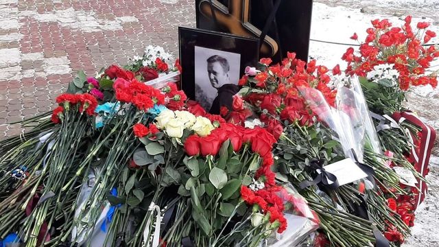 In decine al cimitero di Mosca per rendere omaggio a Navalny