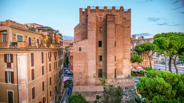 Трима работници бяха ранени при рухване на историческа кула в Рим