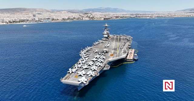 Největší letadlová loď světa po požáru odplouvá od Íránu