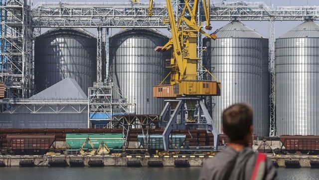Oroszország rövidebb időre hosszabbítaná meg a fekete-tengeri gabonamegállapodást