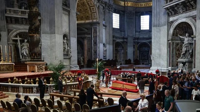 En silencio y oración, miles de personas despiden al Papa Francisco
