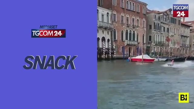 Venezia, sci d'acqua 'a motore' in Canal Grande, video virale