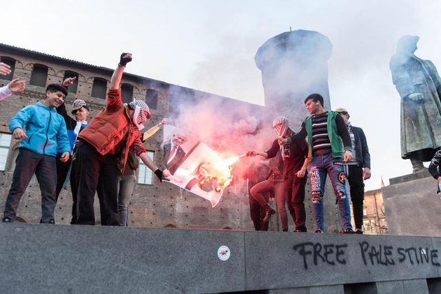 Torino, bruciata foto Meloni a corteo pro-Palestina