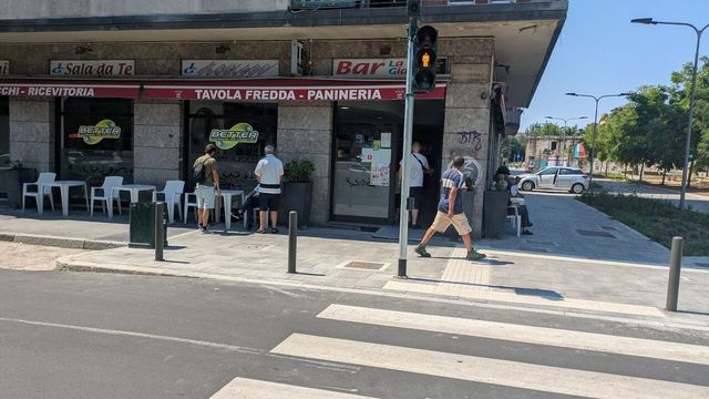 Colpito con 20 coltellate alla schiena e all'addome a Milano, è in condizioni critiche