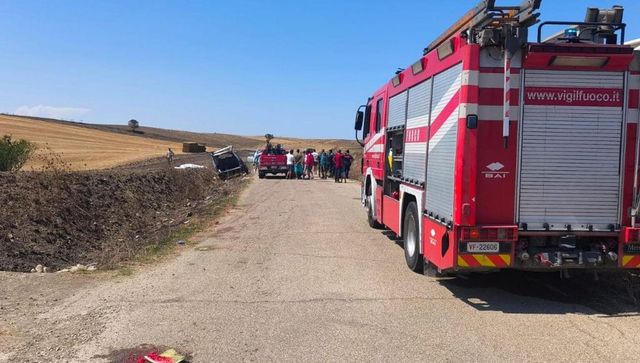 Furgone con braccianti si ribalta nel Foggiano, un morto e otto feriti