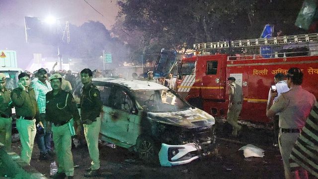 Auto esplode vicino al Forte di Delhi, otto morti