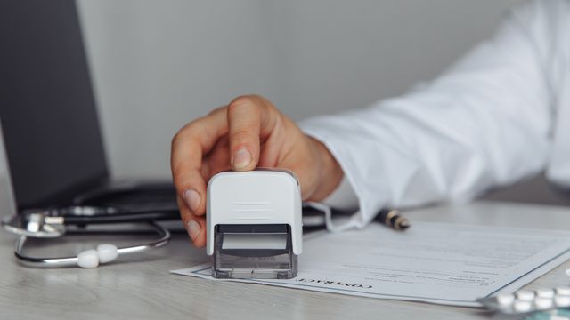 Zeci de medici își vând parafele la clinici private