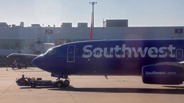 Avion Southwest Airlines, lovit de un glonț înainte de decolare în Dallas