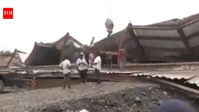Kolkata Taratala Roof Collapse: 50-60 Workers Feared Trapped At Under-Construction Warehouse