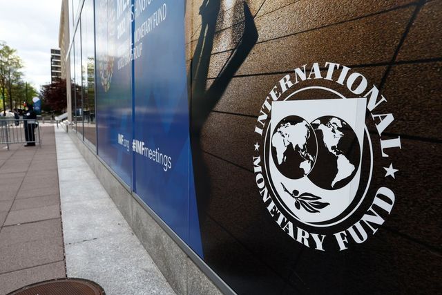 FMI avertizează că lumea ar putea fi în curând în pragul unei recesiuni globale