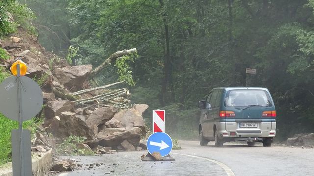Заради паднала скална маса е затворен пътят Варвара - Велинград