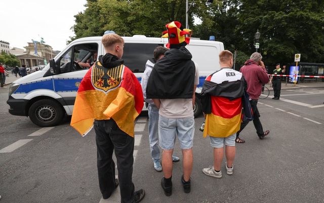 Мъж намушка няколко души на частно футболно парти в Германия