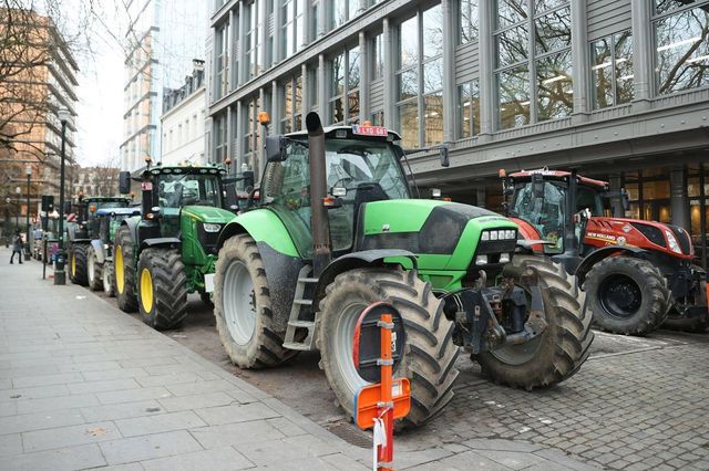Agricoltori, nuova protesta trattori a Bruxelles