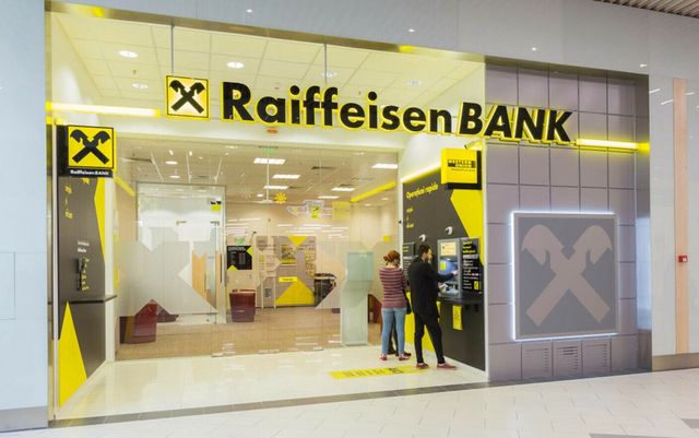 Raiffeisen Bank, obligată să restituie milioane de euro românilor pentru practici abuzive