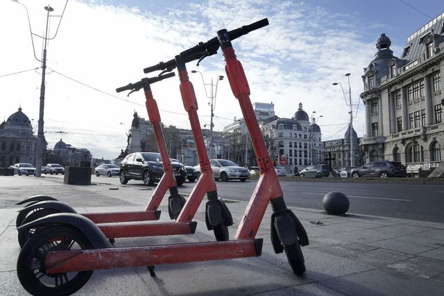 Un bărbat de 45 de ani a murit după ce a căzut de pe o trotinetă electrică, cu care circula pe o pistă special amenajată