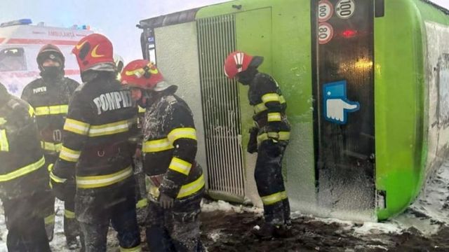 Autocar rasturnat in Ialomita - Plan rosu activat - 40 de persoane implicate