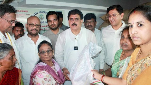 Anantapur Collector calls for transparency in ration distribution at fair price shops