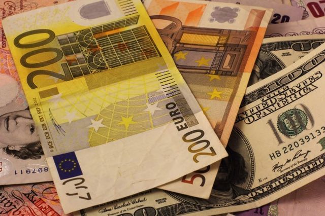 Доллар и евро теряют позиции — курс валют на 30 мая