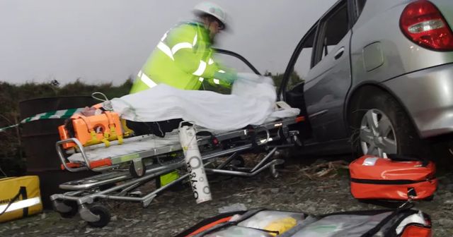 ++ Auto contro palo durante inseguimento Polizia, morto 18enne +