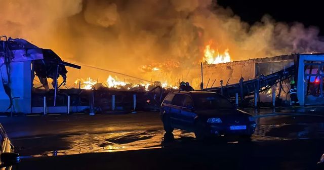 Rozsáhlý požár obchodního domu Lidl v Kladně dostali hasiči pod kontrolu