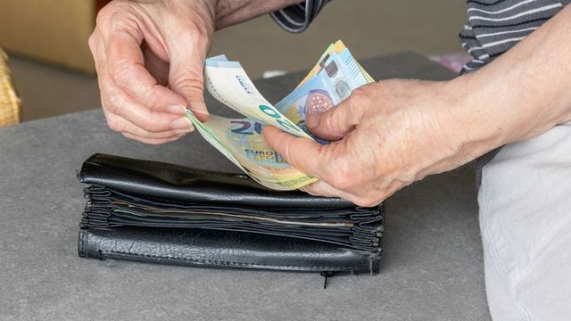 Изплащат първите пенсии в евро