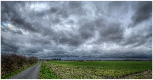 Захлаждане и краткотрайни валежи в Западна България в четвъртък