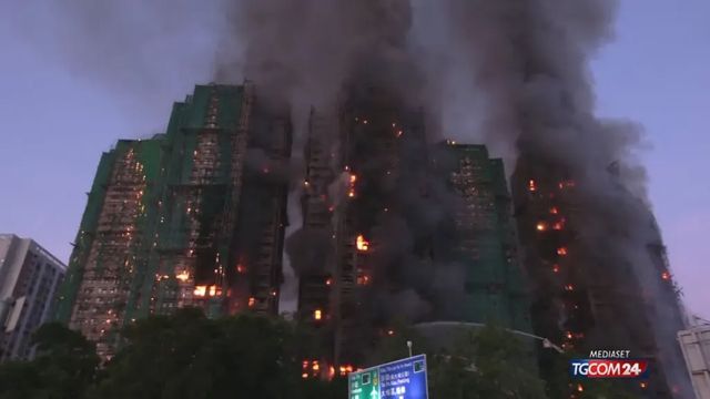 Maxi incendio ad Hong Kong, grattacieli in fiamme, quattro morti