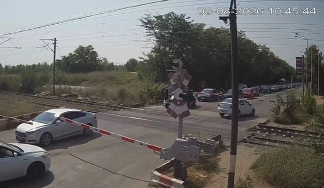 Pericol de moarte la trecerea de cale ferată la Petricani: o mașină a fost prinsă între bariere fix când trecea trenul