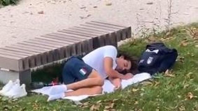 Ceccon dorme nel parco del Villaggio olimpico, l’immagine diventa virale