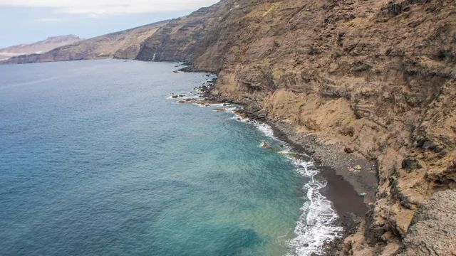 Un hombre de 28 años muere al caer por un acantilado de Alicante cuando intentaba recoger sus gafas
