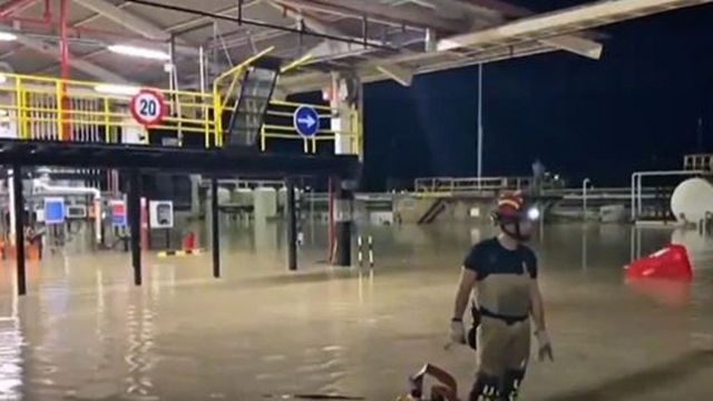 La UME interviene durante la noche en Ibiza achicando agua en casas y calles