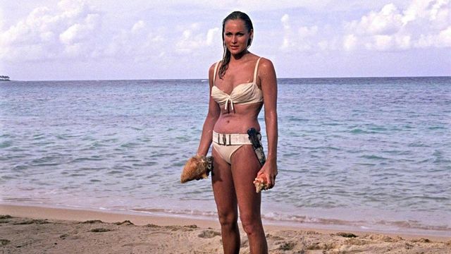 Ursula Andress, da Bond girl a vittima di truffa: perde quasi 20 milioni