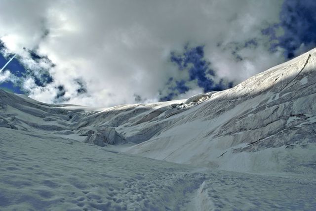 Cum a scăpat cu viață în mod miraculos un schior surprins de o avalanșă în Munții Rodnei VIDEO