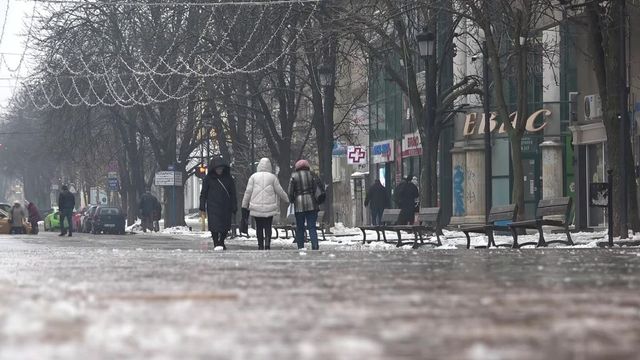 Заради поледицата в Русе близо 80 души са преминали до обяд през спешните отделения на двете болници с травми и счупвания