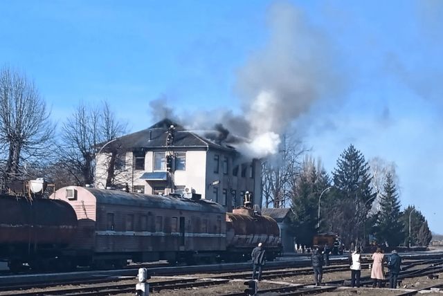 Alertă la Ocnița, după ce un birou din clădirea gării feroviare a luat foc