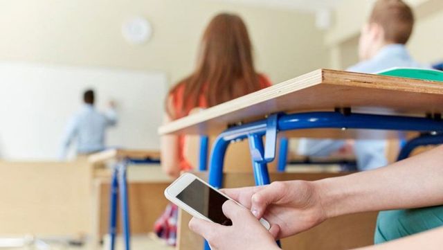 Cipru vrea să interzică utilizarea telefoanelor mobile în școli pentru că distrag atenția elevilor și duc la un comportament antisocial