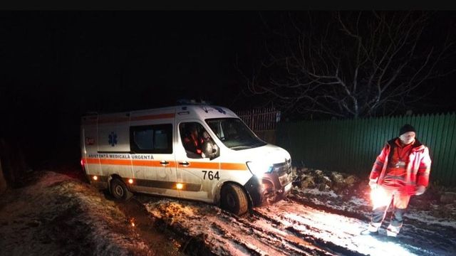 Un bărbat a murit, după ce ambulanța ar fi ajuns prea târziu din cauza drumului necurățat, la Orhei