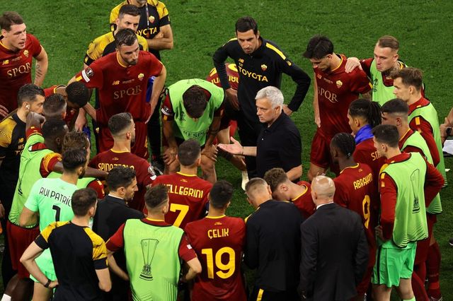 Cosa ha detto Mourinho alla Roma nel discorso in cerchio dopo la sconfitta: svelato il futuro
