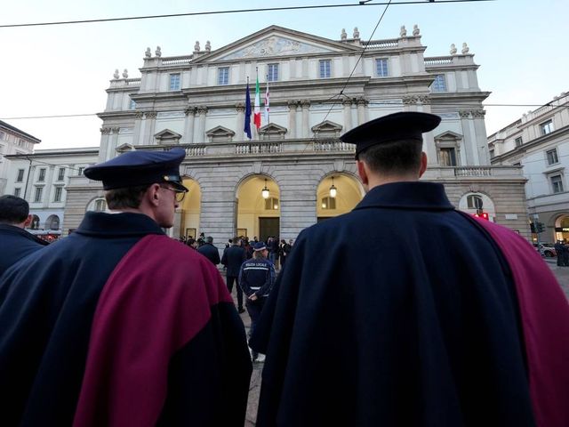 Prima della Scala, l'applauso a Liliana Segre poi l'Inno di Mameli