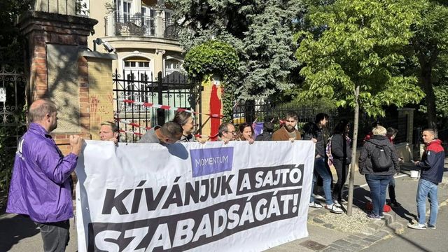 Vörös festékkel öntötték le a Szuverenitásvédelmi Hivatal villáját a Momentum képviselői