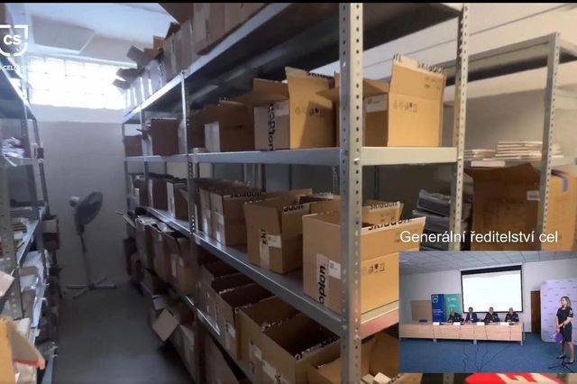 Celníci odhalili v Praze sklad s nelegálními léky, byly především na podporu potence