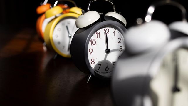 Torna l'ora solare, tra sabato e domenica lancette indietro di un'ora