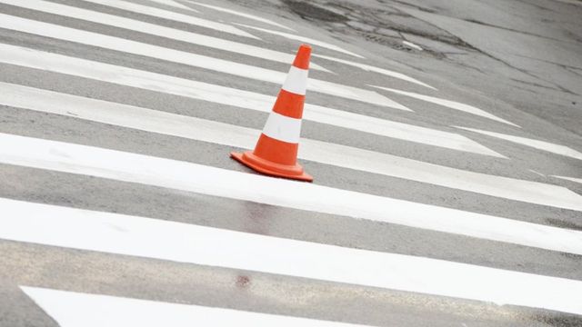 Микробус блъсна две 11-годишни момичета на пешеходна пътека в Лом