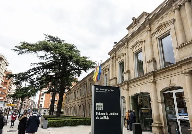 Condenan a 31 adultos a entre 6 meses y un año por abusar de un menor en una web de citas