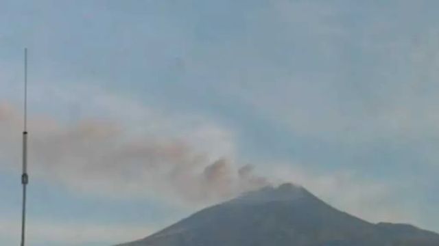 Etna, nuova allerta rossa per la cenere: nube alta quattro chilometri