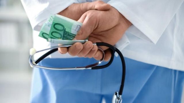 Fostul manager al unui spital din Capitală a recunoscut că a luat mită. Ce pedeapsă a primit